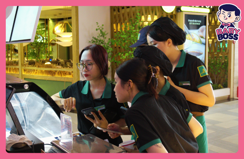 Khách hàng đang check-in tại quầy kem Ý Gelato tự chọn