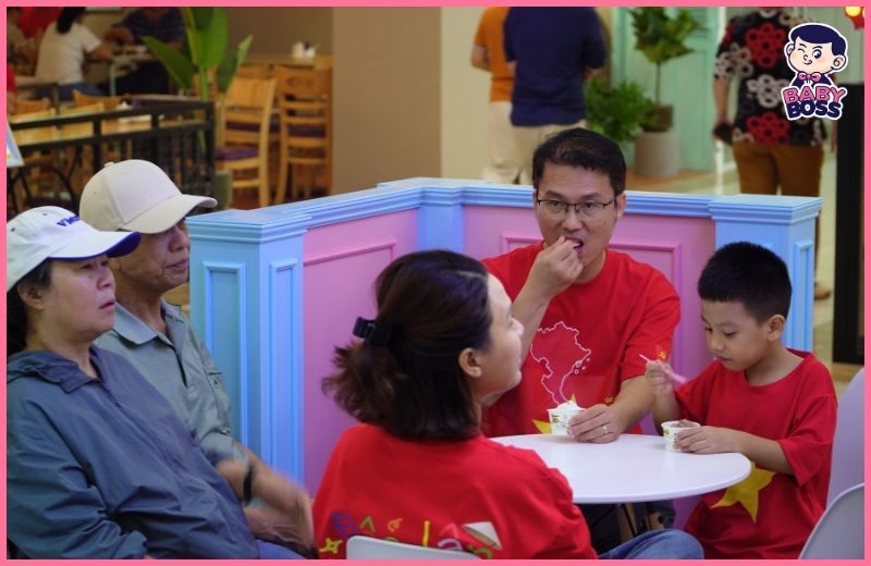 (Ảnh: Khách hàng đang vui vẻ thưởng thức kem Gelato Baby Boss)