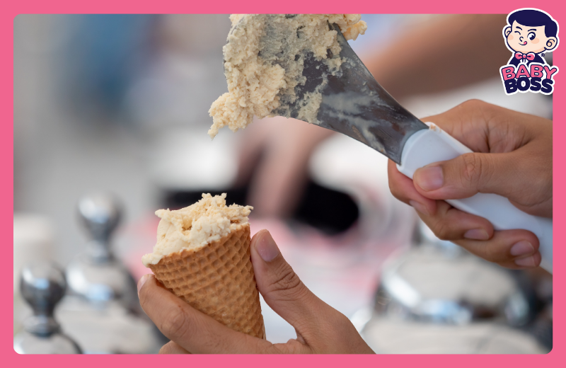 Dùng xẻng để múc Gelato thay cho muỗng!