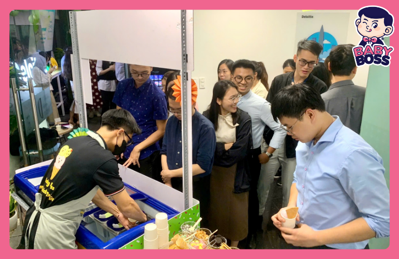 Khách tự chọn kem Ý Gelato tại quầy Baby Boss - Kem tự chọn.